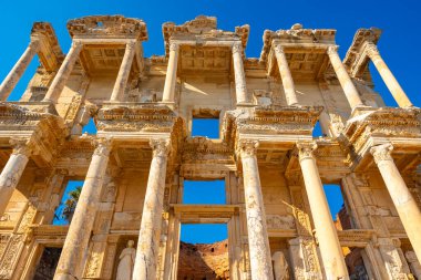 Ephesus 'taki Celsus Kütüphanesi' nin geniş açılı görüntüsü. Türkiye 'nin arka plan fotoğrafını ziyaret et.