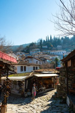 Sirince kasabası turistler ve dükkanlarla dolu. İzmir fotoğrafını ziyaret et. İzmir Türkiye - 2.2.2025