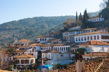 Sirince Kasabası manzarası. Evleri ve ormanları arka planda tepelerle kaplı. İzmir Türkiye - 2.2.2025