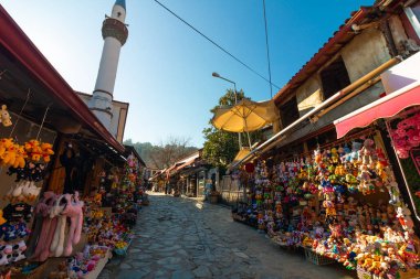 Sirince kasabasından bir sokak manzarası. Hediyelik eşya dükkanları ve camisi var. İzmir Türkiye - 2.2.2025