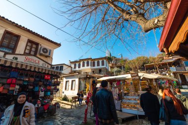 İzmir 'in Selçuk ilçesindeki Sirince Town' da alışveriş ve turistler. İzmir Türkiye - 2.2.2025