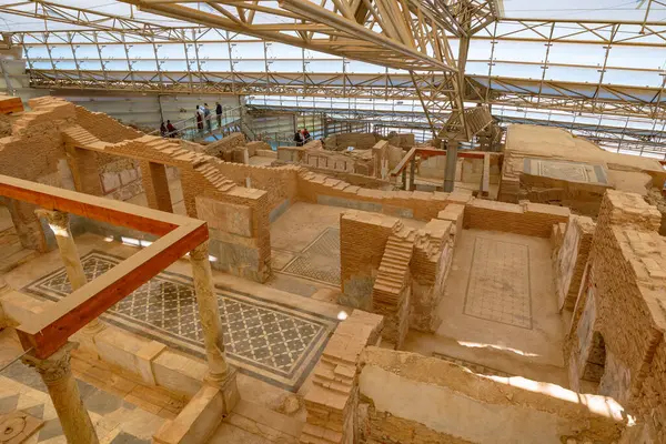 Terrace, nam-ı diğer Yamac Evler 'i İzmir, Efes' te barındırıyor. İzmir Türkiye - 2.1.2025