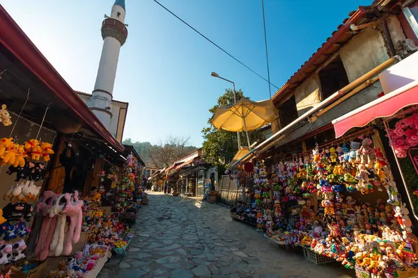 Sirince kasabasından bir sokak manzarası. Hediyelik eşya dükkanları ve camisi var. İzmir Türkiye - 2.2.2025
