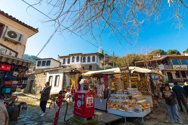İzmir 'in Selçuk ilçesine bağlı Sirince kasabasının sokaklarında turistler. İzmir Türkiye - 2.2.2025