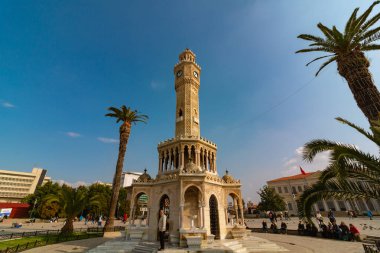 Güneş doğarken palmiye ağaçlarıyla İzmir Saat Kulesi. İzmir Türkiye - 2.3.2025
