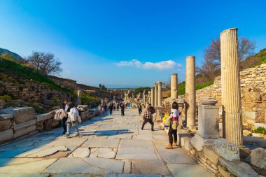 Ephesus. Curetes sokağı, Ephesus 'ta turistlerle dolu. İzmir Türkiye - 2.1.2025
