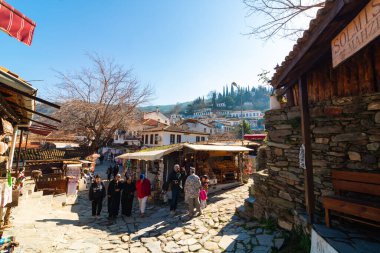 Sirince 'den gündüz vakti turist ve dükkanlarla sokak manzarası. İzmir Türkiye - 2.2.2025