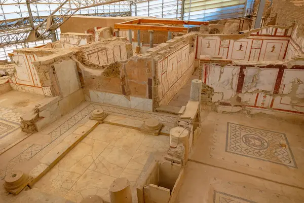 Teras kompleksi ya da Efes 'teki Yamac Evler. İzmir Türkiye - 2.1.2025