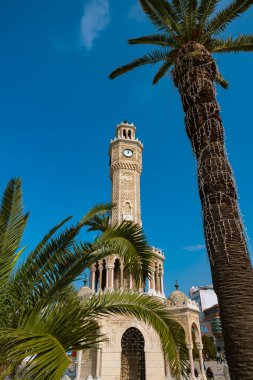 Palmiye ağaçlı İzmir Saat Kulesi. İzmir konsept fotoğrafını ziyaret et. İzmir Türkiye - 2.3.2025