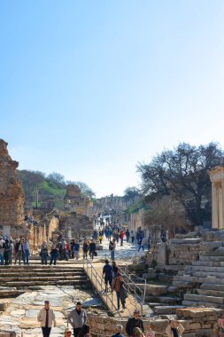 Ephesus 'taki Turistler ve Curetes Caddesi. İzmir konsept fotoğrafını ziyaret et. İzmir Türkiye - 2.1.2025