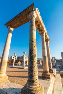 Türkiye 'de Selcuk İzmir' deki Aziz John Bazilikası harabelerine geniş açı manzarası.