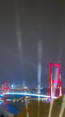 Bosphorus Köprüsü, nam-ı diğer 15 Temmuz Şehitler Köprüsü gece spot ışıklarıyla. İstanbul arka plan videosu.