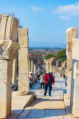 Efes 'teki turistler. Herkül Kapısı ve Curetes Caddesi. İzmir Türkiye - 2.1.2025
