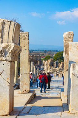 Curetes Sokağı ve Herkül Kapısı Ephesus 'ta turistlerle birlikte. İzmir Türkiye - 2.1.2025
