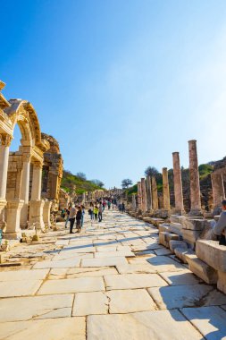 Curetes Caddesi ve Efes 'teki Hadrian Tapınağı. İzmir Türkiye - 2.1.2025