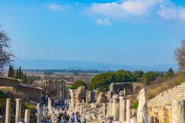 Gün batımında Ephesus 'taki Curetes Sokağı' ndan Celsus Kütüphanesi 'nin görüntüsü. İzmir Türkiye - 2.1.2025