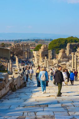 Turistler ve Efes. Ephesus konsept fotoğrafını ziyaret et. İzmir Türkiye - 2.1.2025