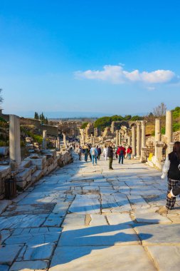 Gün batımında Ephesus 'ta Curetes Caddesi' nde. Efes kavramının dikey fotoğrafını ziyaret et. İzmir Türkiye - 2.1.2025