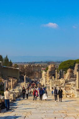 Turistlerle Efes. Celsus Kütüphanesi ve Curetes Caddesi, gün batımında. İzmir Türkiye - 2.1.2025