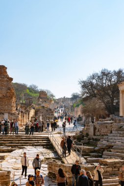 Curetes Sokağı 'nda turistler var. Efes 'in arka plan fotoğrafı. İzmir Türkiye - 2.1.2025