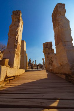 Gün batımında Efes 'teki Herkül Kapısı. Ephesus konsept fotoğrafını ziyaret et. İzmir Türkiye - 2.1.2025