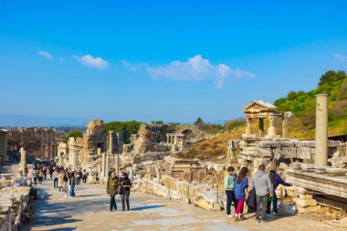 Efes antik bir şehir. Curetes Sokağı 'nda turistler var. İzmir Türkiye - 2.1.2025