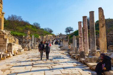Curetes Sokağı 'nda turistler var. Efes 'i ziyaret et. İzmir Türkiye - 2.1.2025