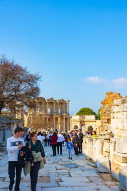 Celsus Kütüphanesi gün batımında turistlerle Curetes Caddesi 'nden izlendi. İzmir Türkiye - 2.1.2025