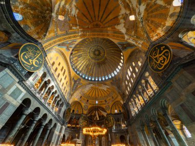 Ayasofya Camii 'nin ya da Ayasofya Ayasofya' nın geniş açılı görüntüsü. İstanbul Türkiye - 12.20.2024