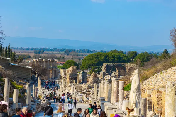 Günbatımında Ephesus 'taki Curetes Caddesi' nde yürüyen turistler. İzmir Türkiye - 2.1.2025