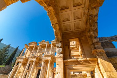Ephesus. Kapıdan Celsus Kütüphanesi manzarası. Türkiye konsept fotoğrafını ziyaret et.