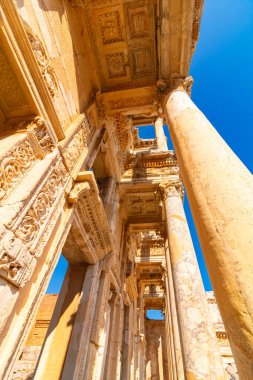 Celsus Kütüphanesi. Ephesus antik şehrindeki Celsus Kütüphanesi 'nin kalıntıları. Türkiye 'yi dikey arkaplan fotoğrafıyla ziyaret et.