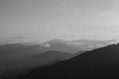 Dağların sisli manzarası. Tek renkli manzara fotoğrafı..