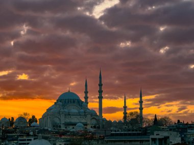 Gün batımında dramatik gökyüzü olan Süleyman Camii. Ramazan veya İslami konsept fotoğrafı.