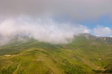 Gündüz sisli ya da sisli dağların tepeleri. Sisli dağların manzarası.