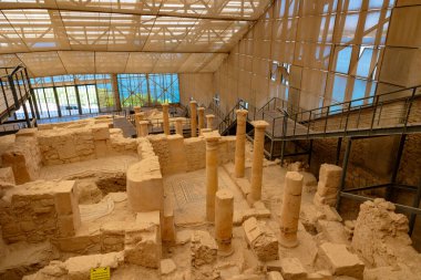 Nizip Gaziantep Türkiye 'deki Zeugma Arkeoloji sahasındaki villaların sütunları - 6.25.2025