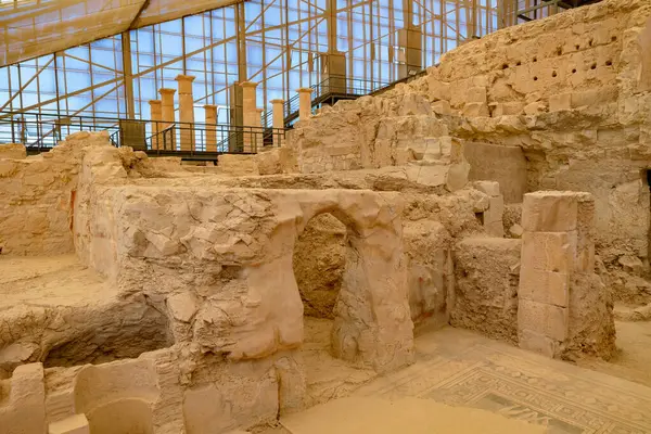 Sütunları ve harabeleri olan Zeugma Arkeolojik site manzarası. Nizip Gaziantep Türkiye 'deki Zeugma Arkeolojik Alanı - 6.25.2025