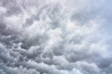 Mammatocumulus ya da mammatus bulutları gündüz vakti.