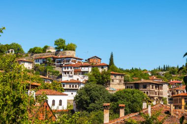 Safranbolu şehri manzarası. Evleri ve ağaçları var. Safranbolu konsept fotoğrafını ziyaret edin.