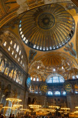 Ayasofya Camii 'nin iç manzarası. Ayasofya. İstanbul Türkiye - 12.20.2024