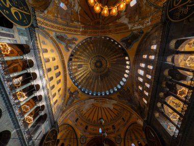 Ayasofya Camii veya Ayasofya Kubbesi geniş açılı görünüyor. İstanbul Türkiye - 12.20.2024