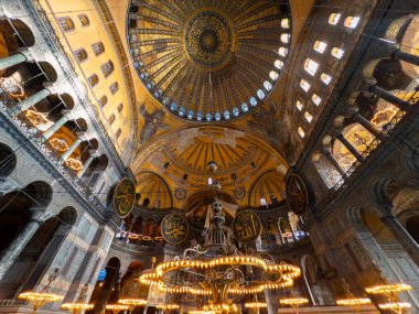 Ayasofya Camii 'nin ya da Ayasofya' nın iç manzarası. İstanbul Türkiye - 12.20.2024