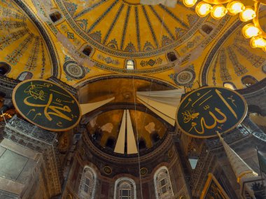 İslami arkaplan. Ayasofya Camii 'nin ya da Ayasofya' nın iç manzarası. İstanbul Türkiye - 12.20.2024