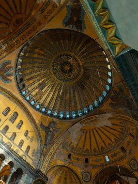 Serafim mozaikli Ayasofya Kubbesi. Ayasofya Camii 'nin iç manzarası. İstanbul Türkiye - 12.20.2024