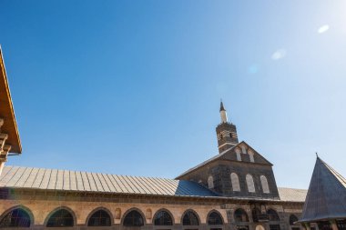 Yazın açık mavi gökyüzü olan büyük Diyarbakır Camii. Diyarbakır Ulucamii.