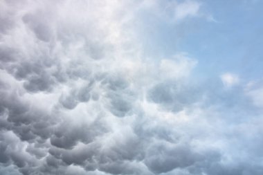 Dramatik bulutlu dramatik bir gökyüzü. Metin için kopya alanı olan bulutlu gökyüzü arkaplan fotoğrafı.