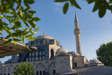 İstanbul konsept fotoğrafını ziyaret edin. Kılıç Ali Paşa Camii ilkbahar veya yaz manzaralı. Ramazan veya İslami kavram.