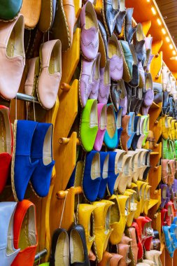 Yemen sandaletleri. Gaziantep 'in geleneksel ayakkabıları bir dükkanda. Gaziantep arkaplan fotoğrafını ziyaret et.