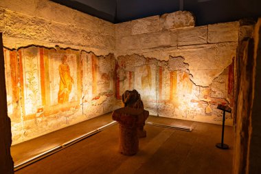 Zeugma Mozaik Müzesi 'nde sergilenen bir villanın freskleri ya da duvar resimleri. Gaziantep Türkiye - 6.24.2025