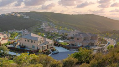 Günbatımında Panorama Kabarık Bulutları Double Peak Park 'ın manzarasından bir dağın tepesinde. California 'daki San Marcos toplumunun yüksek açılı manzaralı yolları ve büyük evleri var..